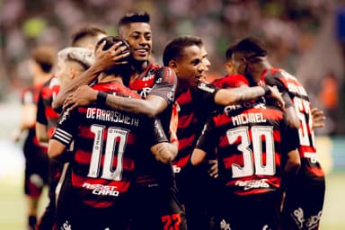 Jogadores do Flamengo comemoram gol contra o Palmeiras na Allianz Arena, em foto de Adriano Fontes