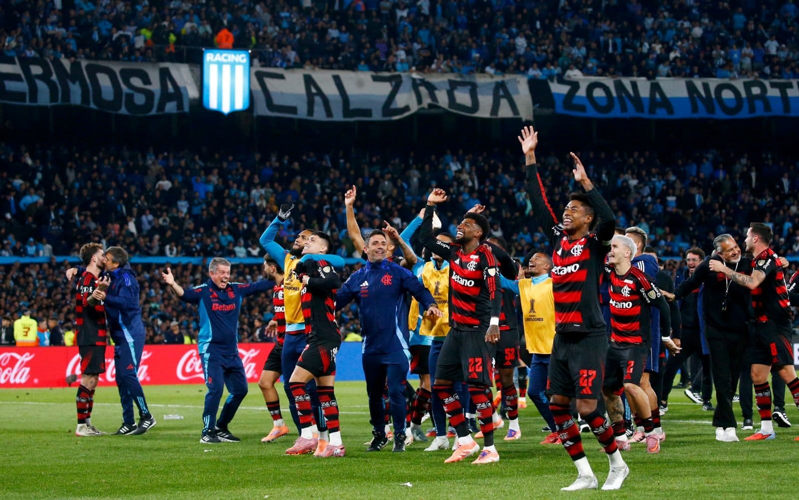 Bruno Henrique, do Flamengo, e seus companheiros comemoram a classificação para a final após o jogo de volta da semifinal da Copa CONMEBOL Libertadores 2025 entre Racing Club e Flamengo, no Estádio Presidente Perón, em Avellaneda, Argentina, em 29 de outu