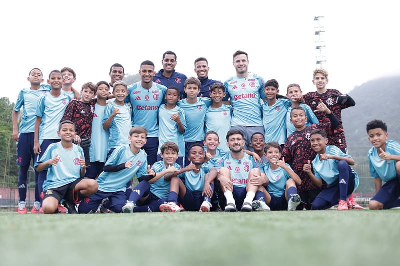 Arrascaeta, Samu Lino e Saúl com os jovens do Sub-10 do Flamengo no Dia das Crianças