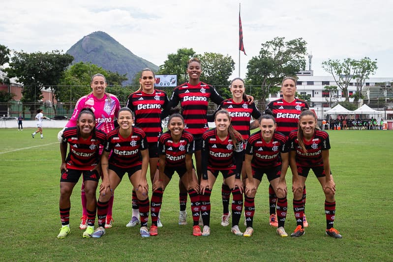 Time Feminino do Flamengo perfilado antes de jogo do Carioca