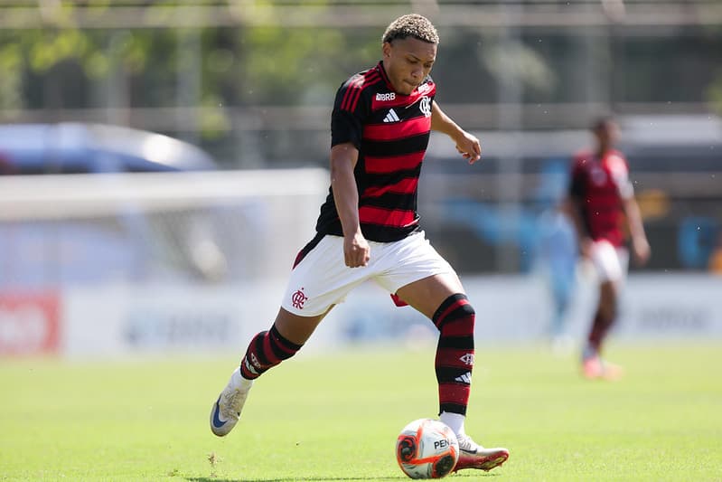 Daniel Sales faz cruzamento em jogo do Flamengo sub-20 no Carioca