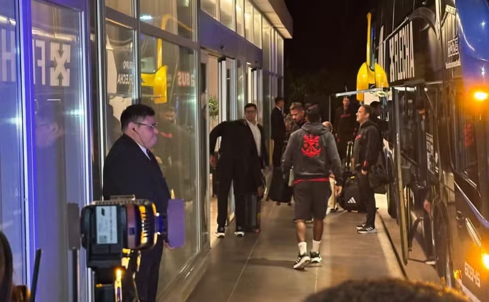 Flamengo chega a Buenos Aires para jogo decisivo contra o Racing