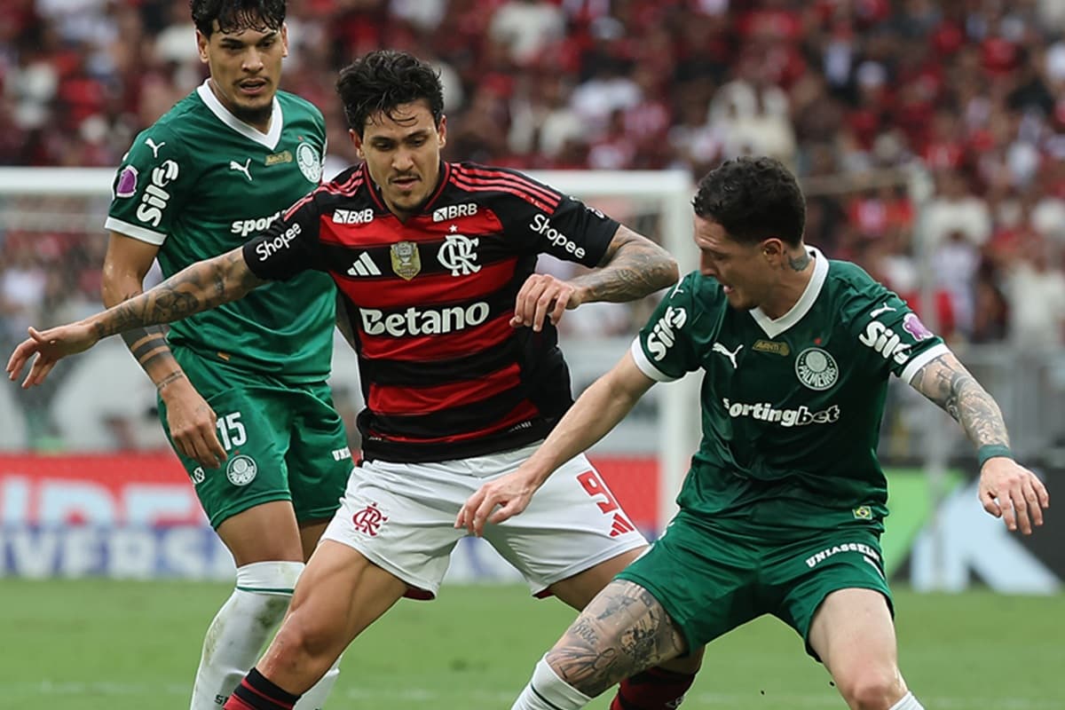 Pedro disputa bola com jogadores do Palmeiras em duelo no Maracanã