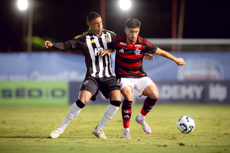 Guilherme disputa a bola com jogador do Atlético-MG no Brasileirão Sub-20