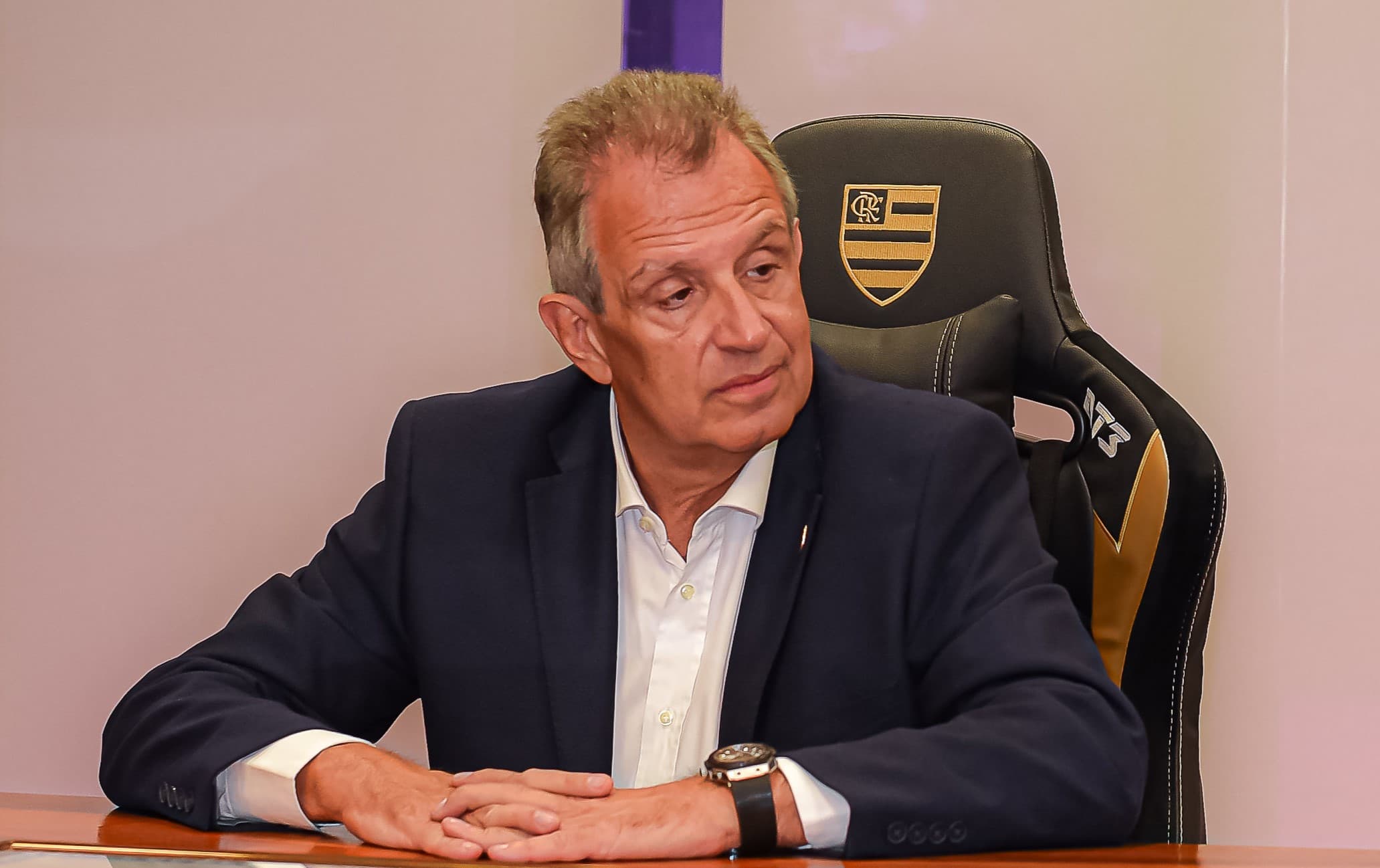 Bap olha para a esquerda em reunião na sua sala na Gávea; presidente lidera Flamengo no debate da Libra