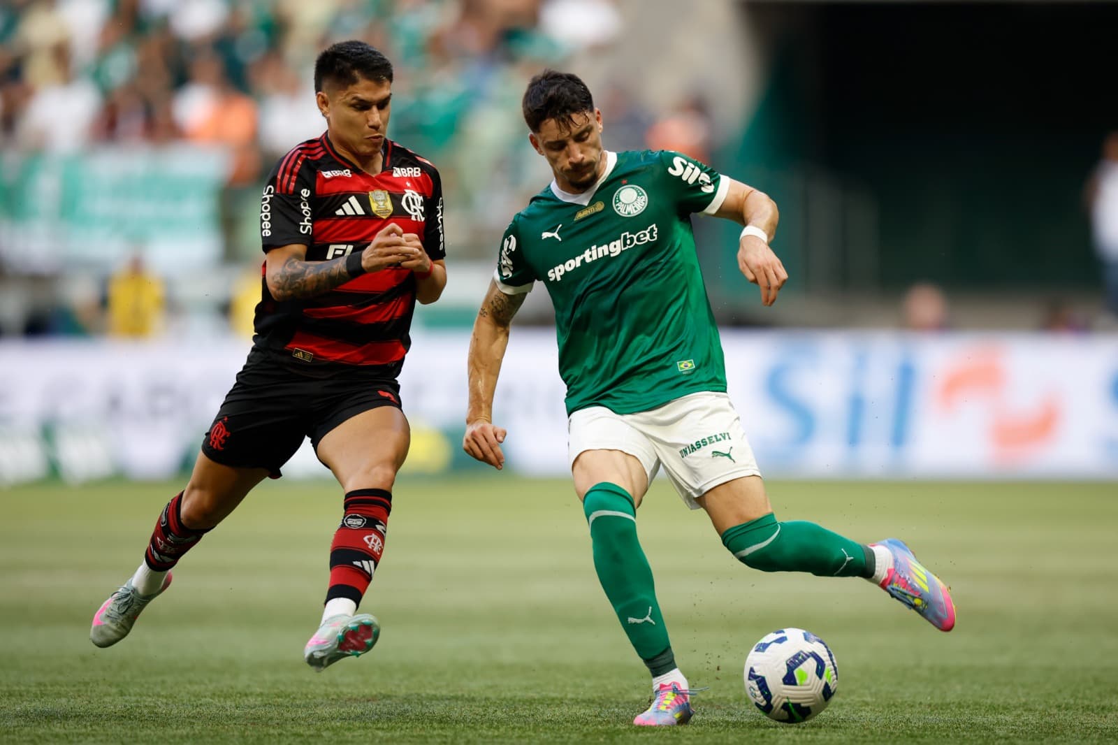 Luiz Araújo divide bola no corpo com Piquerez em Palmeiras x Flamengo