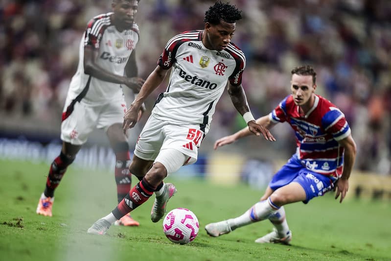 Plata tenta drible contra jogador do Fortaleza no Castelão