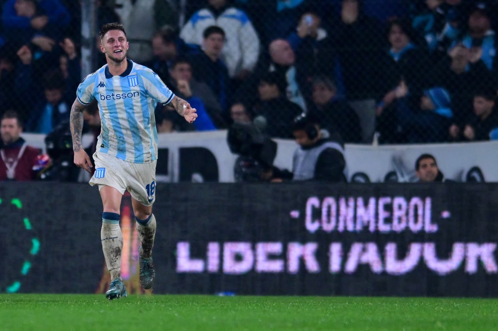 Franco Pardo, do Racing Club, comemora após marcar o terceiro gol do time durante a partida de volta das oitavas de final da Copa CONMEBOL Libertadores 2025 entre Racing Club e Peñarol no Estádio Presidente Perón em 19 de agosto de 2025 em Avellaneda, Arg