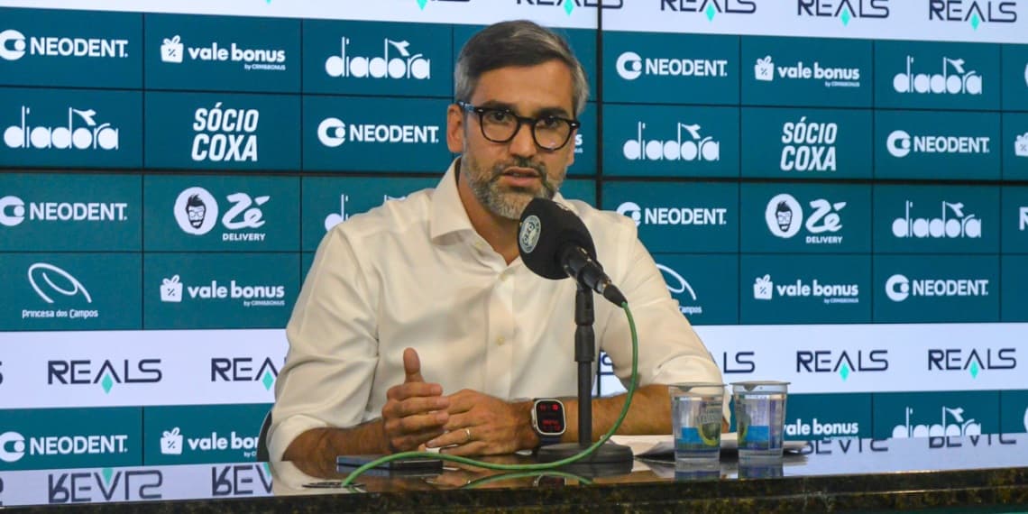 Gabriel Lima concede entrevista coletiva durante passagem pelo Coritiba