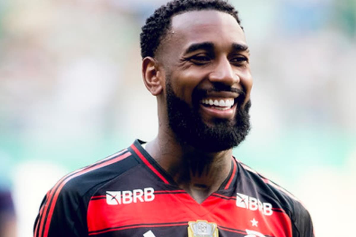 Gerson sorri antes de Palmeiras x Flamengo pelo Brasileirão