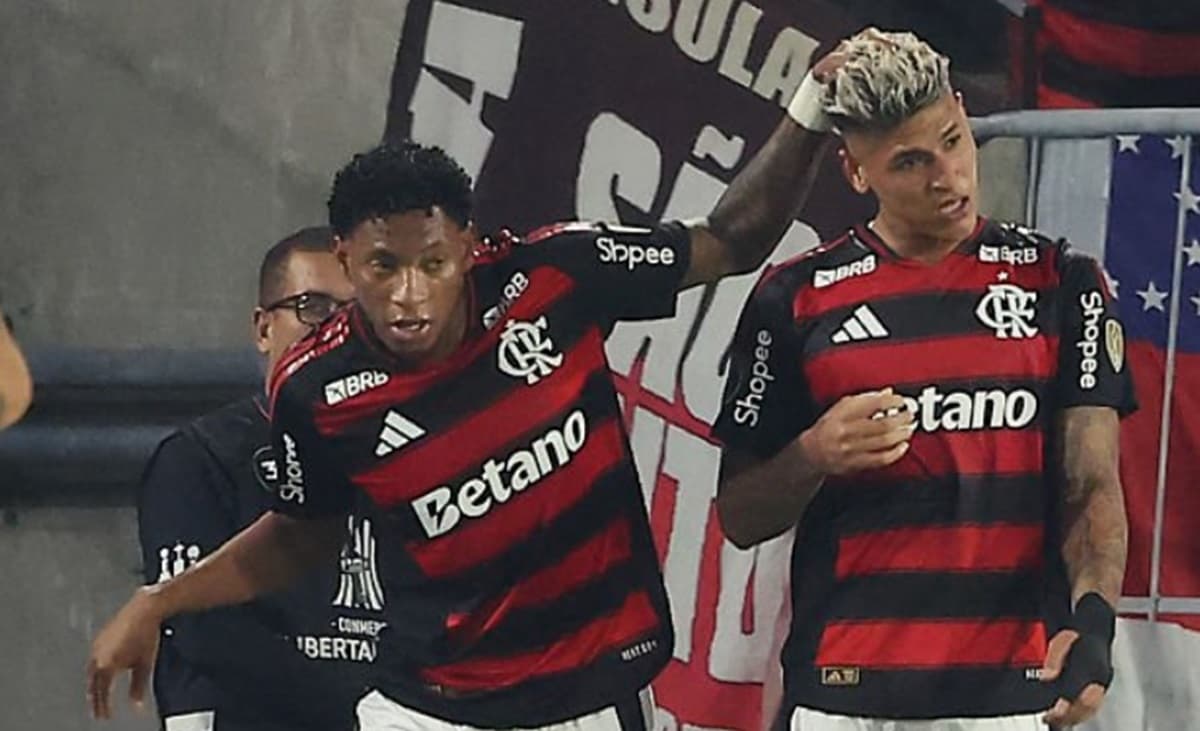 Plata e Carrascal celebram gol do Flamengo contra o Racing