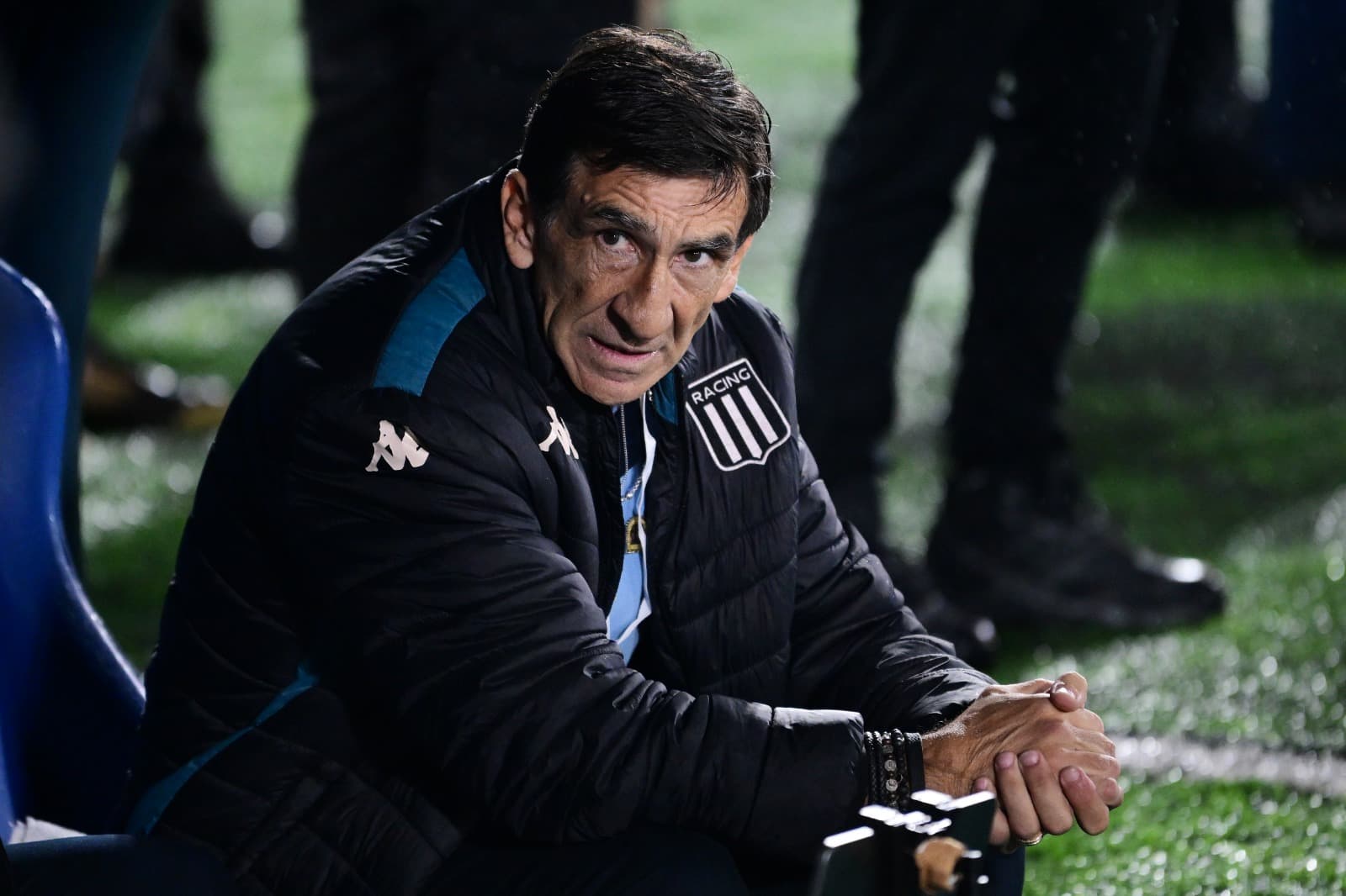 Gustavo Costas, técnico do Racing Club, observa antes da partida de volta das oitavas de final da Copa CONMEBOL Libertadores 2025 entre Racing Club e Peñarol no Estádio Presidente Perón em 19 de agosto de 2025 em Avellaneda, Argentina.