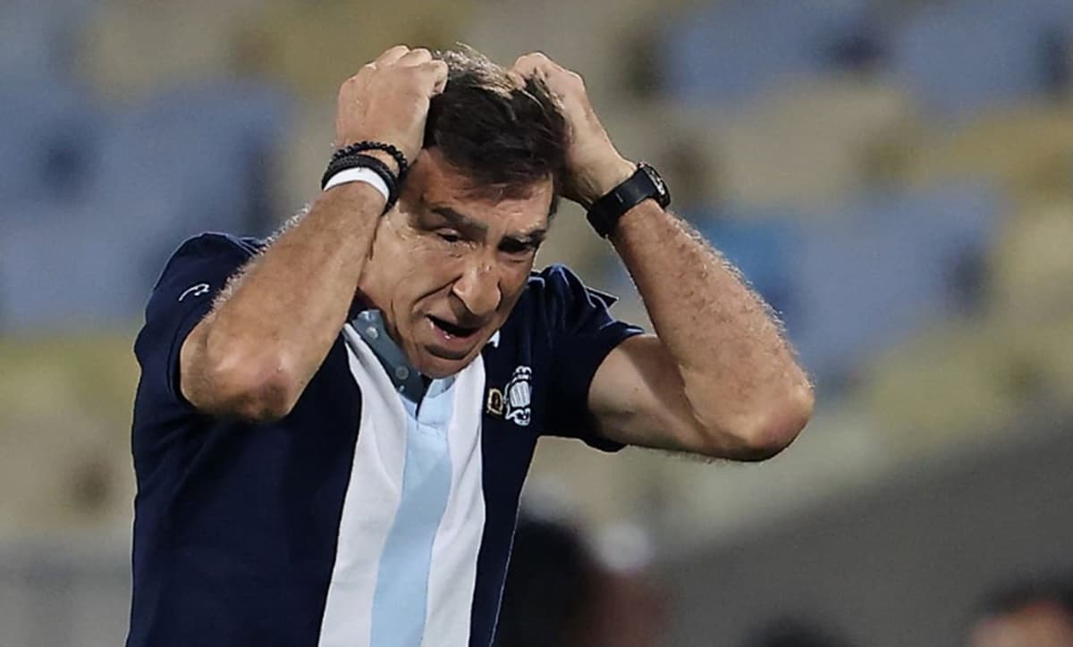 Gustavo Costas, técnico do Racing, em jogo contra o Flamengo no Maracanã