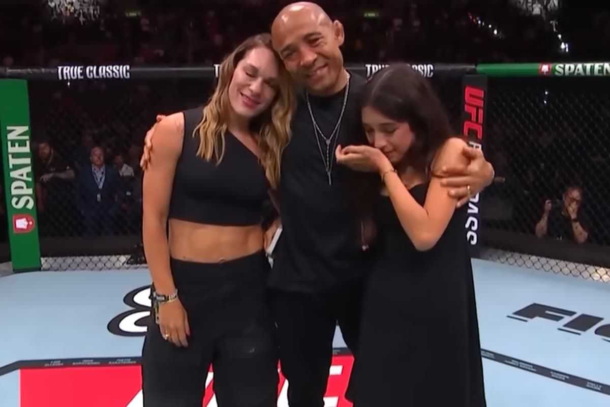 José Aldo sobe ao palco do UFC para se despedir do esporte e abraça esposa e filha