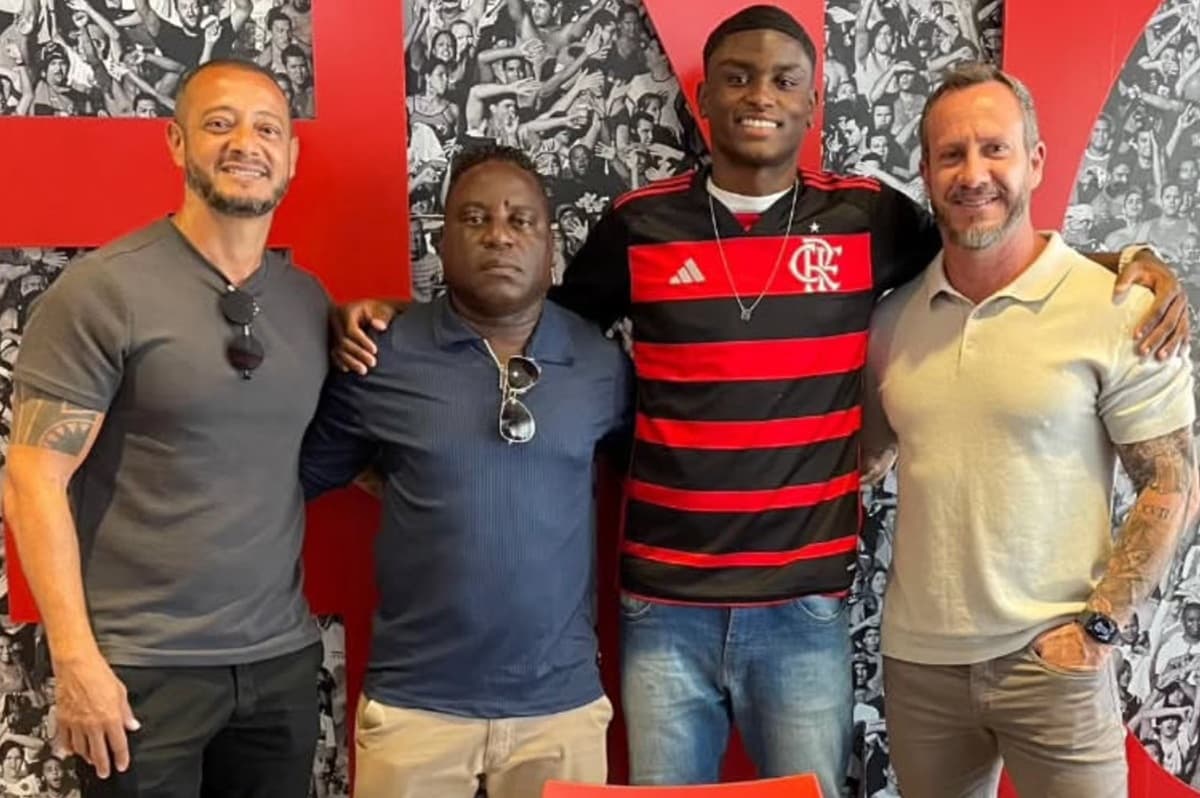 Leandro posa para foto junto aos envolvidos na negociação após assinar contrato com o Flamengo