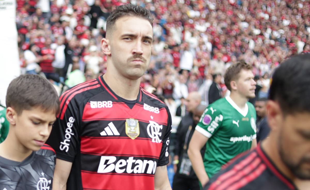 Léo Ortiz em jogo do Flamengo contra o Palmeiras; zagueiro enfrenta Racing