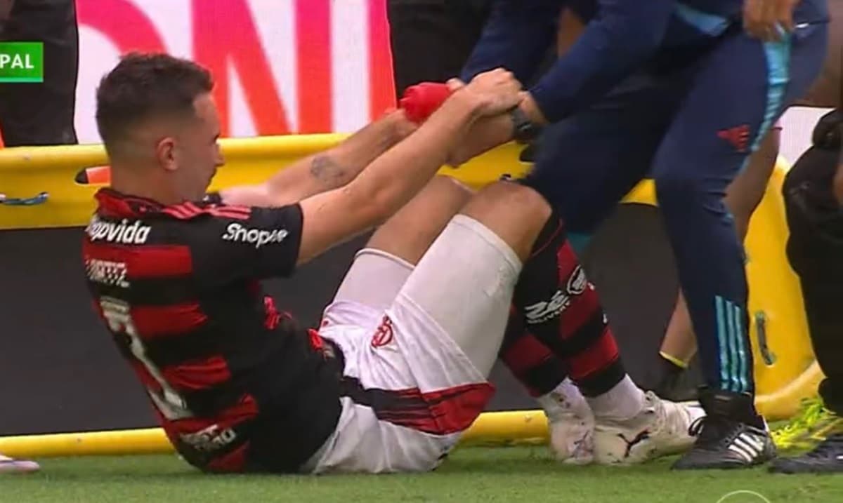 Léo Ortiz levantando após lesão em Flamengo x Palmeiras