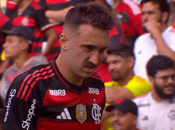Léo Ortiz faz expressão de dor enquanto deixa o gramado em Flamengo x Palmeiras