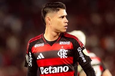 Luiz Araújo olha para trás durante jogo entre Flamengo e Racing, no Maracanã