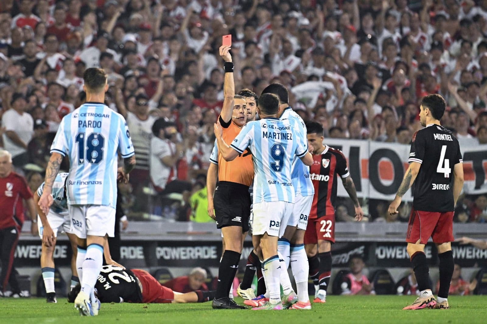 O árbitro Hernan Mastrangelo mostra cartão vermelho para Adrián Martínez do Racing Club durante a partida das quartas de final da Copa Argentina 2025 entre Racing Club e River Plate no Estadio Gigante de Arroyito em 02 de outubro de 2025 em Rosário, Argen