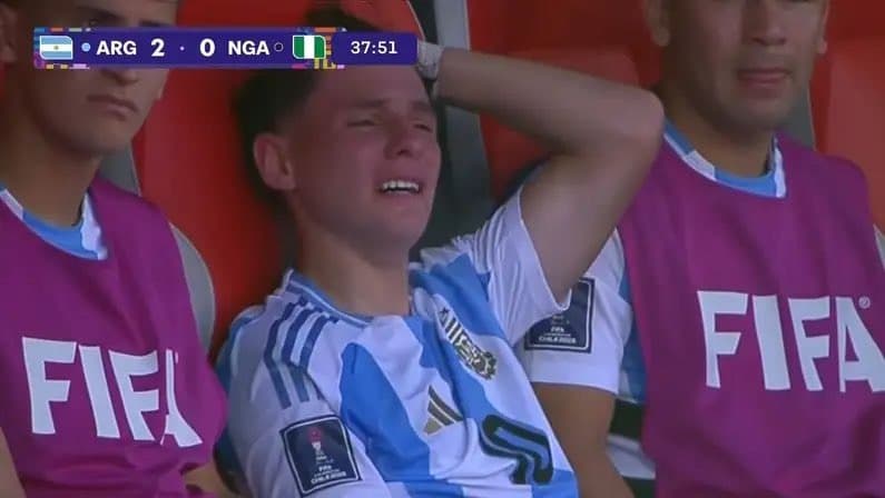 Montoro, jogador do Botafogo, chora após sair lesionado em jogo da Argentina pela Copa do Mundo Sub-20