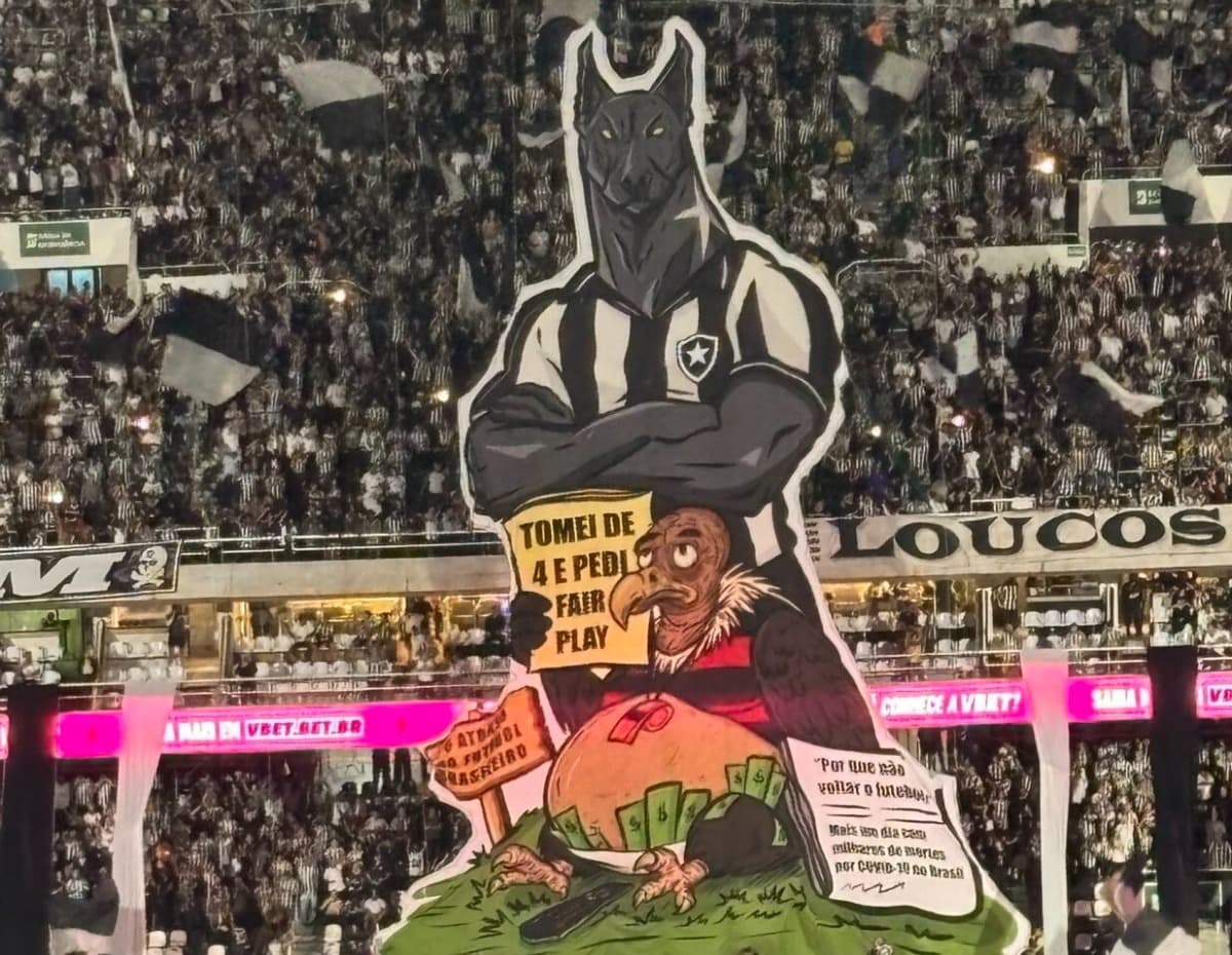 Mosaico do Botafogo com seu mascote cachorro, sob o urubu, mascote do Flamengo, em Botafogo x Flamengo, no Engenhão