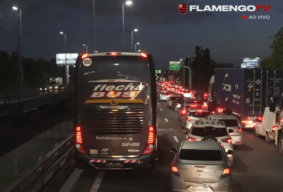 Ônibus do Flamengo preso no trânsito e atrasado contra Racing