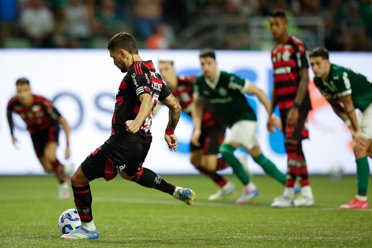 Arrascaeta cobra pênalti em partida entre Flamengo e Palmeiras