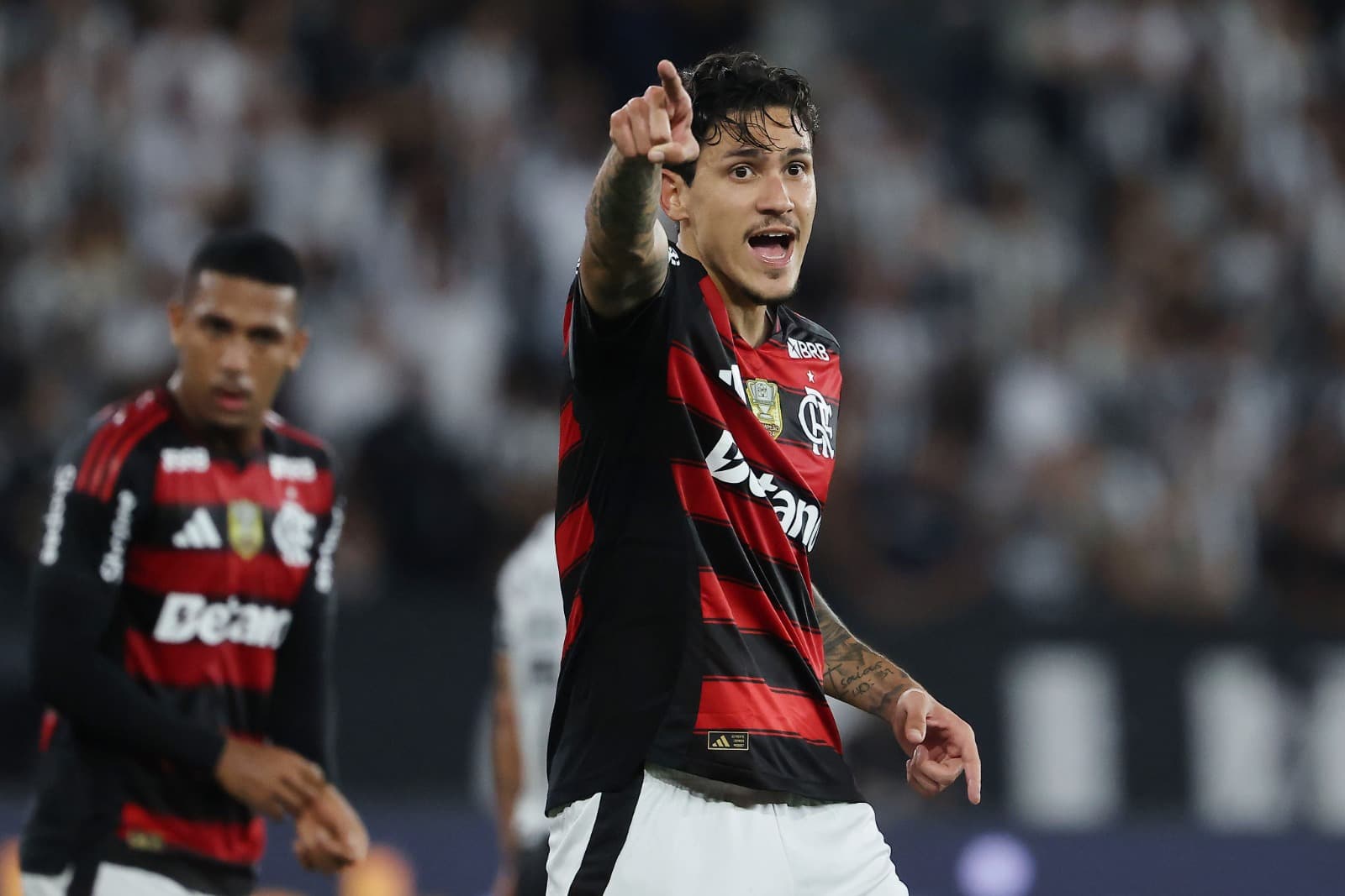 Pedro aponta para frente após marcar em Botafogo x Flamengo
