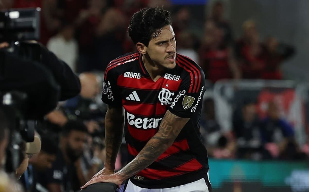 Pedro se lamenta em jogo do Flamengo contra o Racing no Maracanã