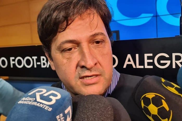 Presidente do Grêmio, Alberto Guerra responde jornalistas em coletiva de imprensa