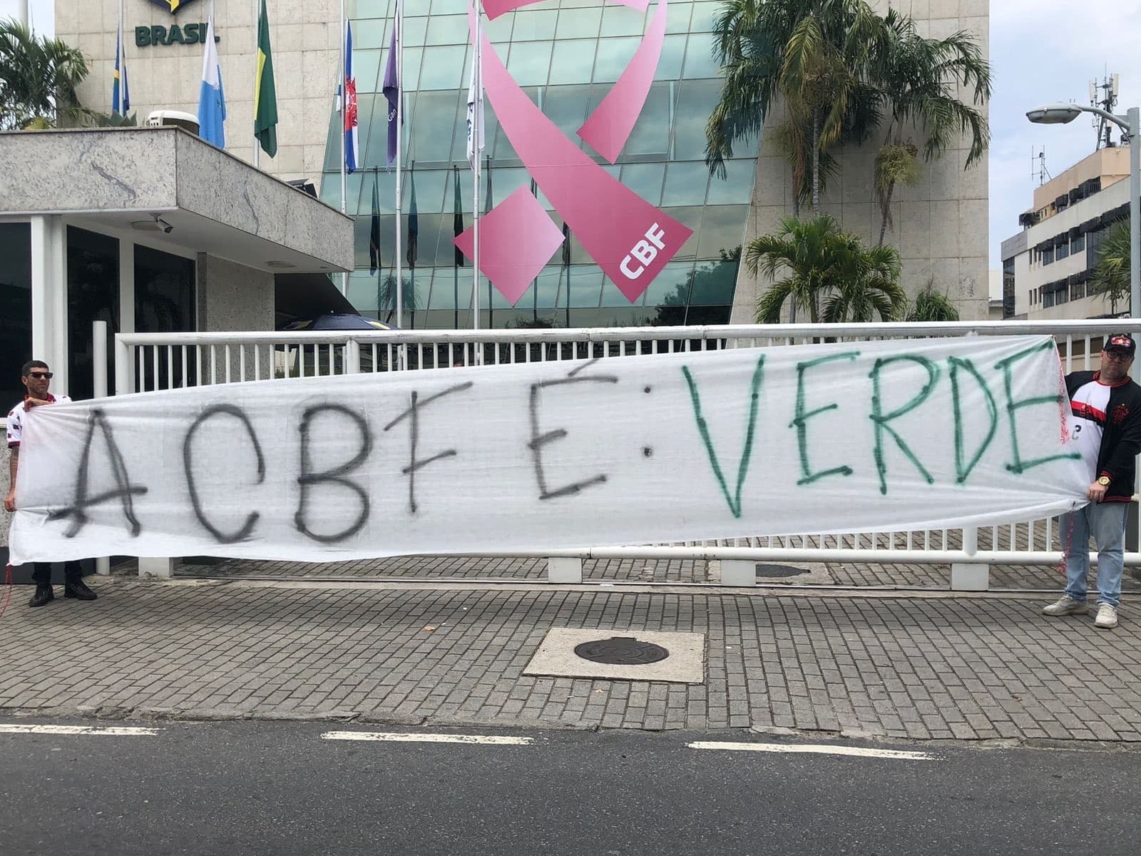 Torcedores do Flamengo protestam na sede da CBF com faixa escrita "A CBF é verde", provocando também o Palmeiras