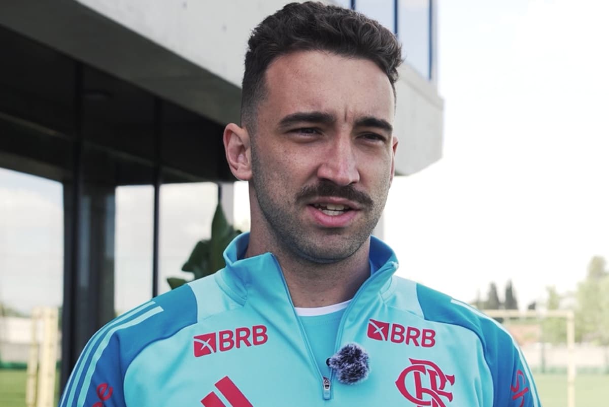 Léo Ortiz concede entrevista à Flamengo TV com uniforme de treino