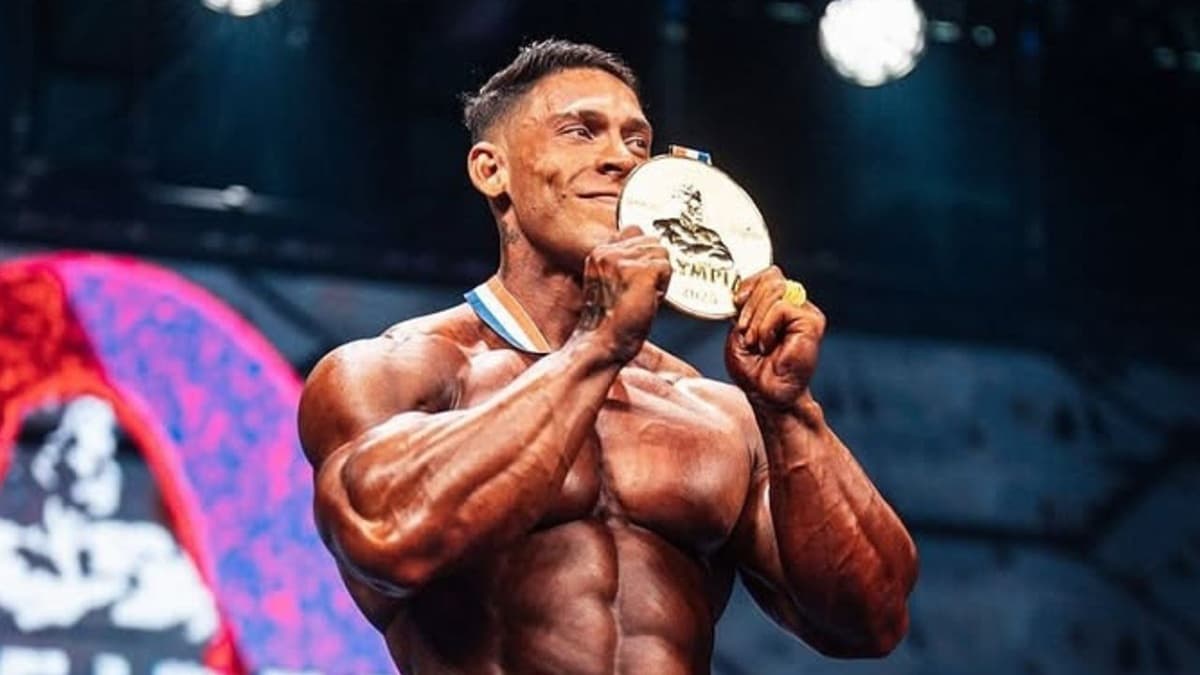 Ramon Dino exibe medalha do Mr Olympia após conquistar o título inédito