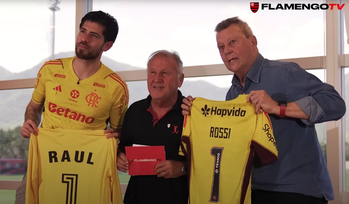 Rossi e Raul posam com as camisas de goleiro do Flamengo das respectivas épocas, enquanto Zico aparece no meio