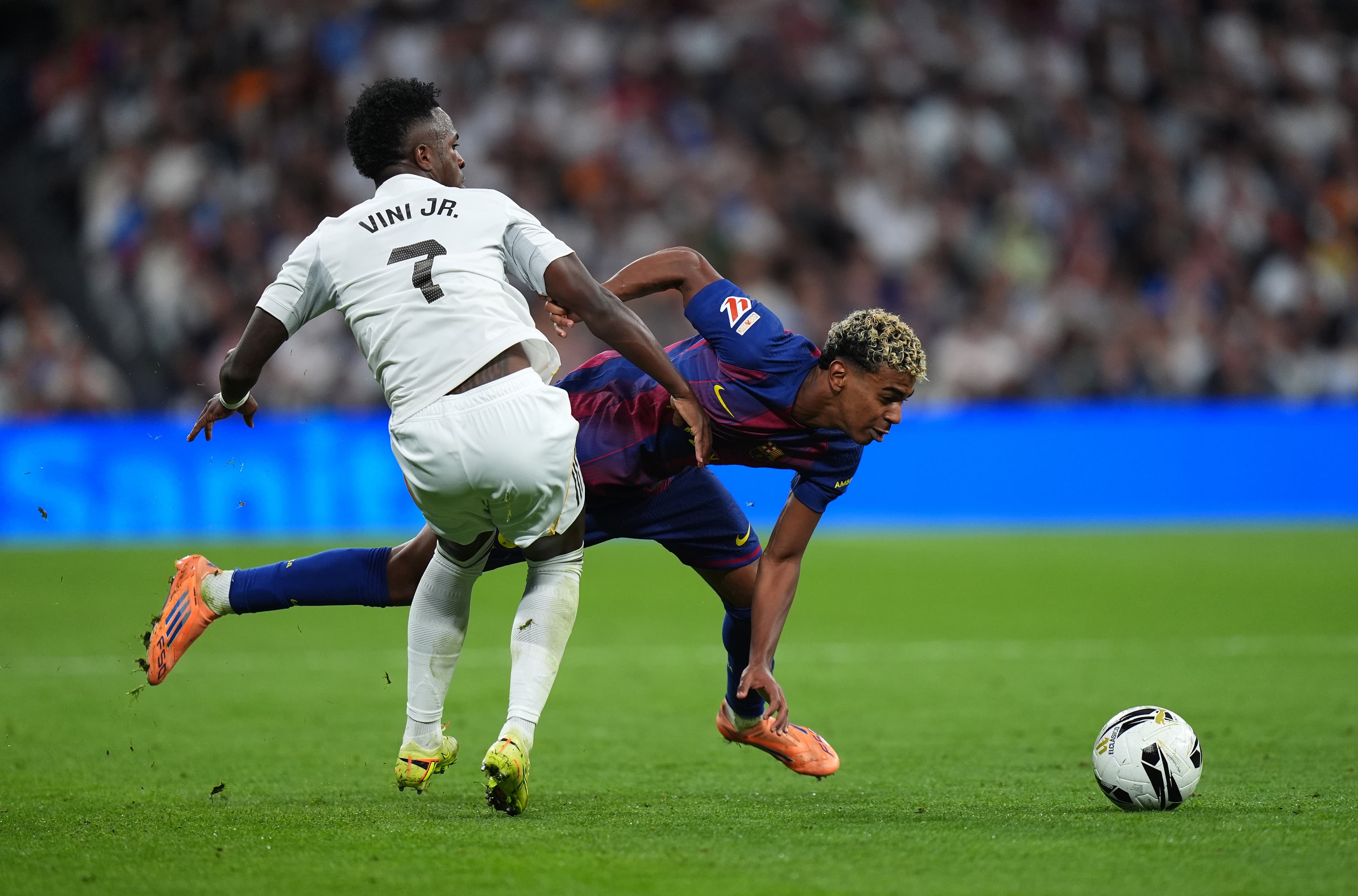 Vini Jr, ex-Flamengo, no Real Madrid, derrubando Lamine Yamal, do Barcelona, durante El Clássico na La Liga