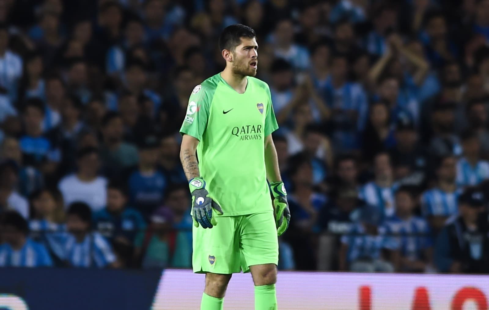 Agustin Rossi, ex-Boca Juniors, observa durante uma partida entre Racing Club e Boca Juniors como parte da Superliga 2018/19 no Estádio Juan Domingo Perón em 7 de outubro de 2018 em Avellaneda, Argentina.