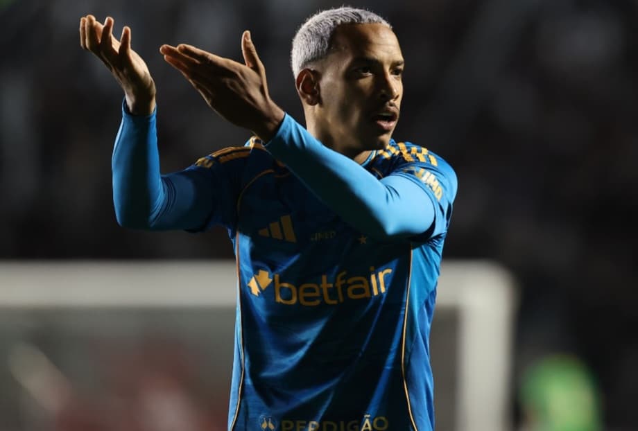Matheus Pereira gesticula, em campo, pelo Cruzeiro; clube visitante Flamengo pelo Brasileirão