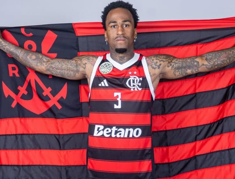 Dee Bost com bandeira do flamengo