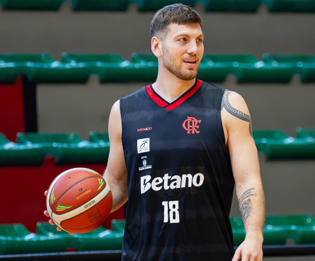 Lucas Doria em treino do FlaBasquete