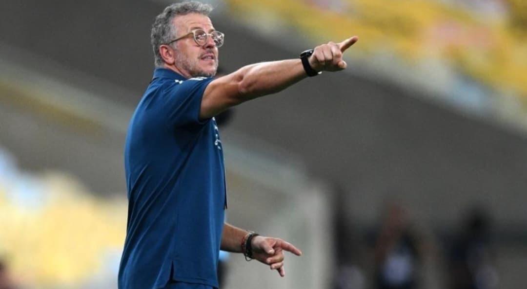 Jordi Guerrero na beira do campo pelo Flamengo