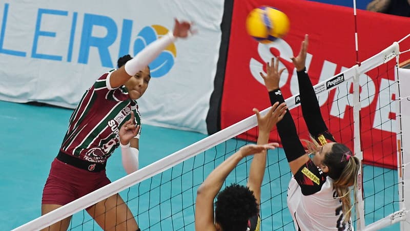 Atleta do Sesc Flamengo bloqueia ataque de adversária do Fluminense durante duelo pelo Campeonato Carioca de Vôlei Feminino 2025