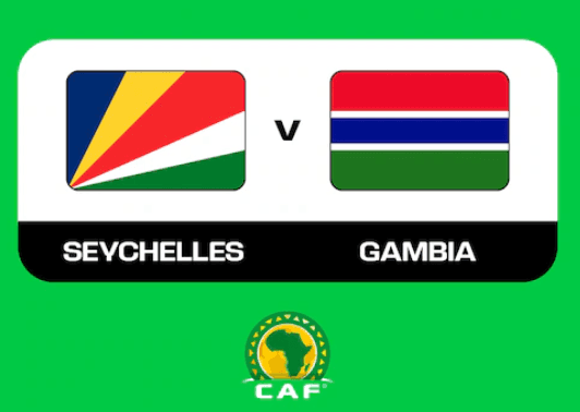 Bandeiras de Seychelles e Gâmbia lado a lado com o logotipo da CAF, representando o confronto pelas Eliminatórias da Copa do Mundo de 2026.