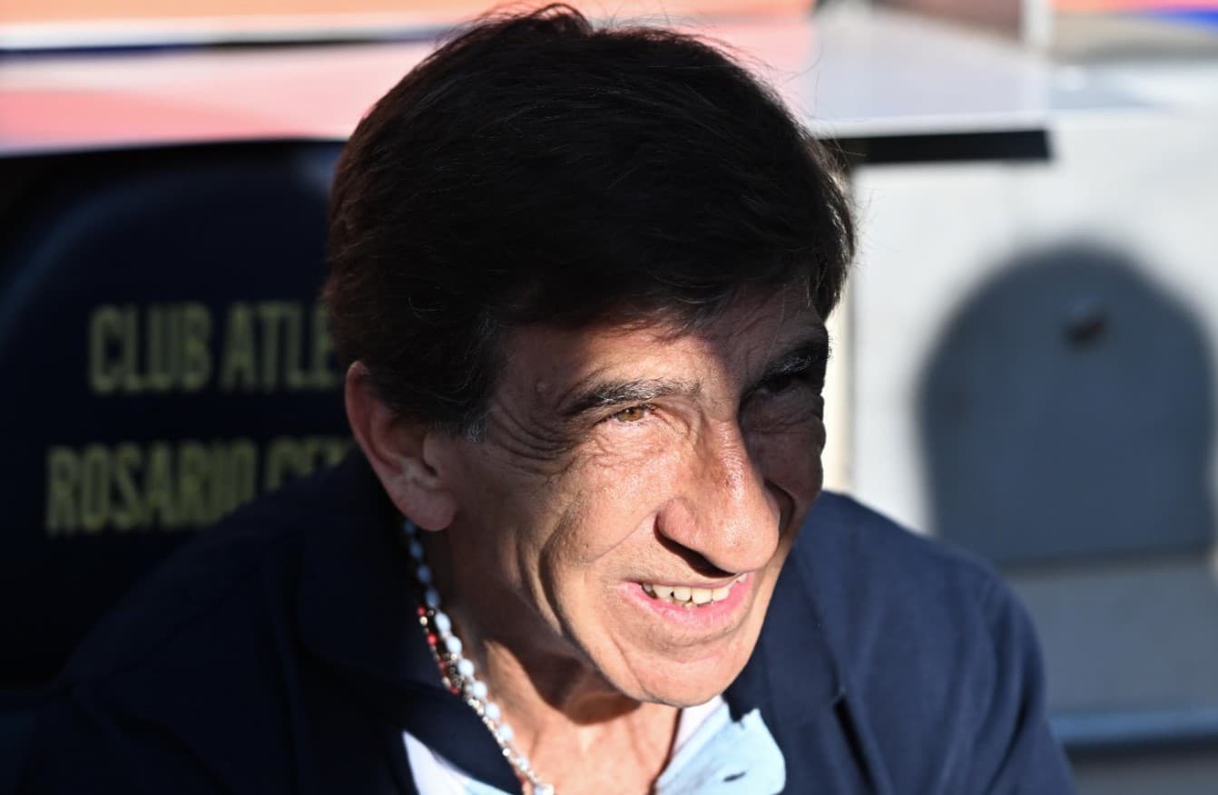 Gustavo Costas, técnico do  Racing, frange a testa com feixe de luz nos olhos