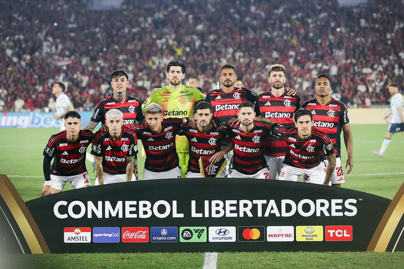 Flamengo perfilado em jogo contra o Racing