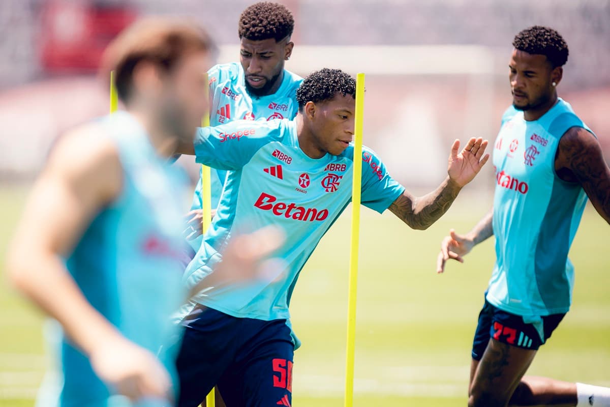 Plata treina junto com companheiros no Ninho do Urubu