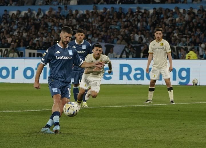 Vietto batendo de cavadinha pelo Racing