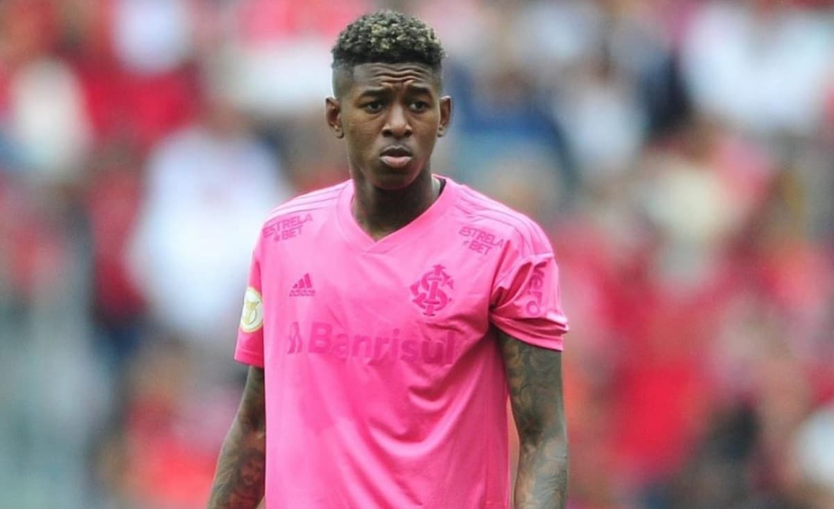 Vitão em jogo do Internacional; zagueiro está na mira do Flamengo