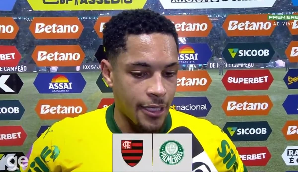 Vitor Roque projeta jogo entre Flamengo x Palmeiras em entrevista na beira do campo