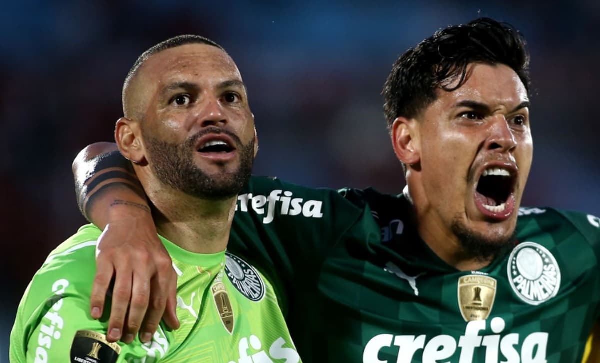 Weverton e Gómez comemoram vitória do Palmeiras sobre Flamengo em 2021